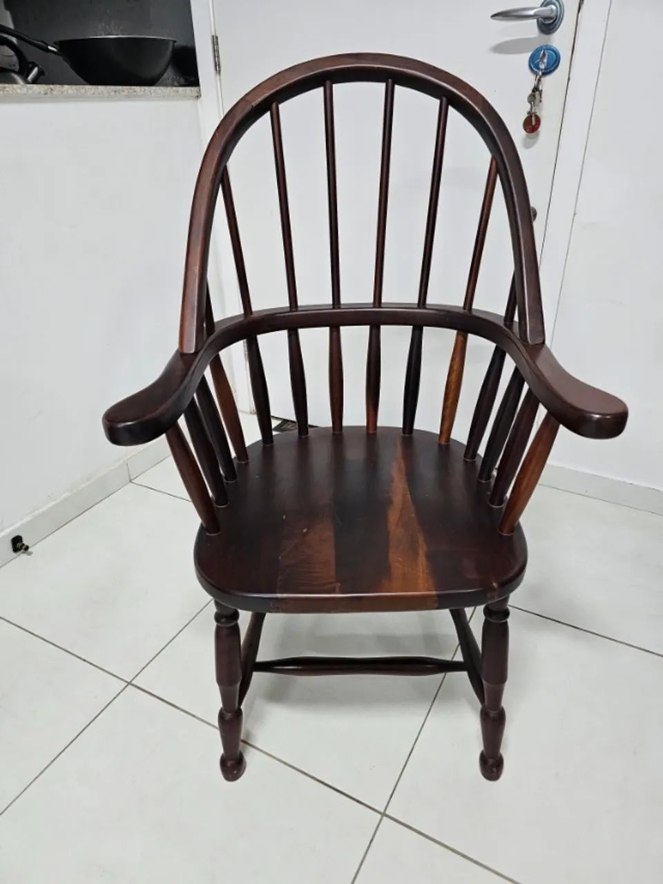 Cadeira Windsor em madeira maciça com almofada