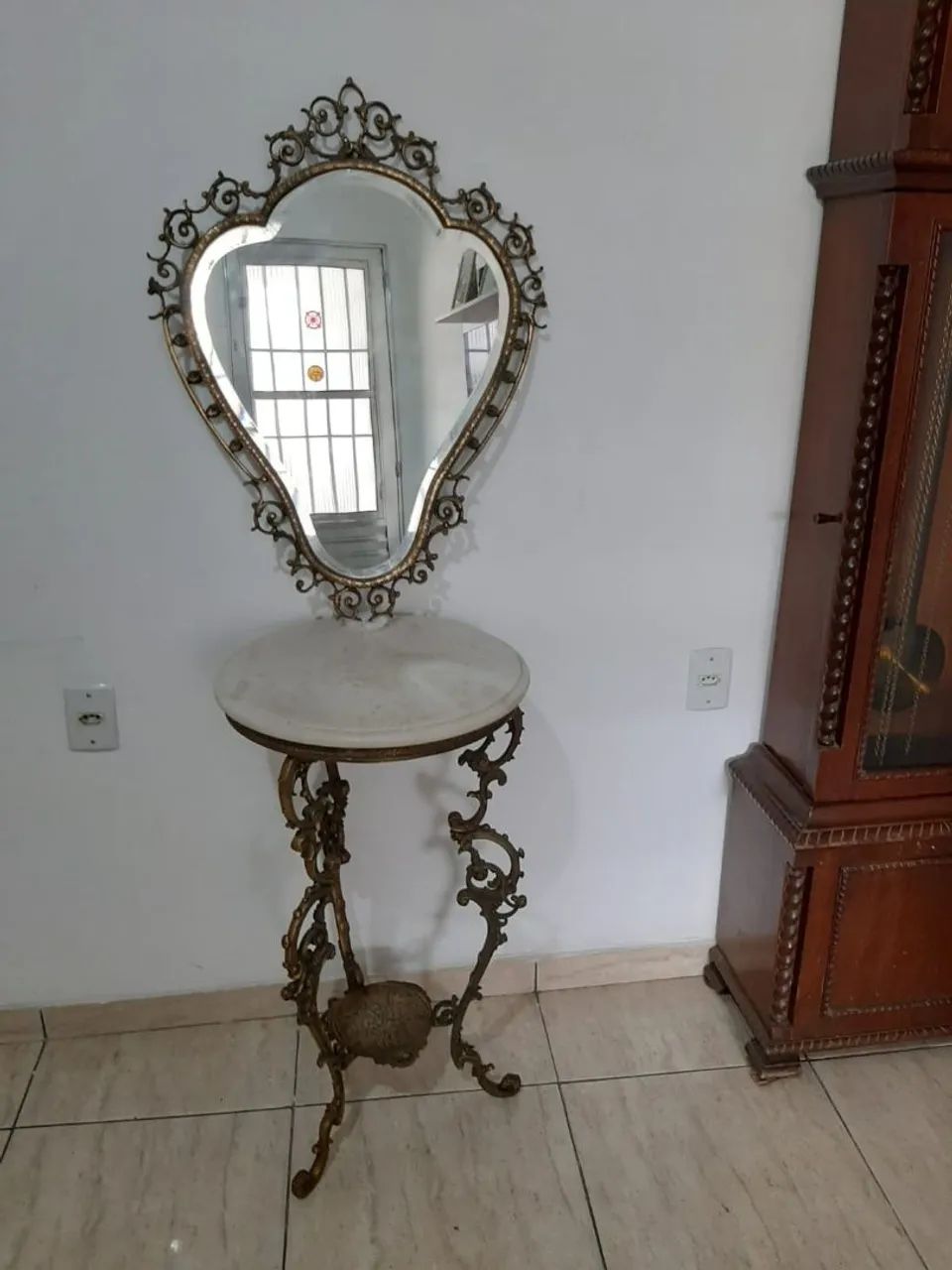 Aparador em bronze com tampo de mármore vintage, espelho cristal bisotado, estilo francês  - Foto 2