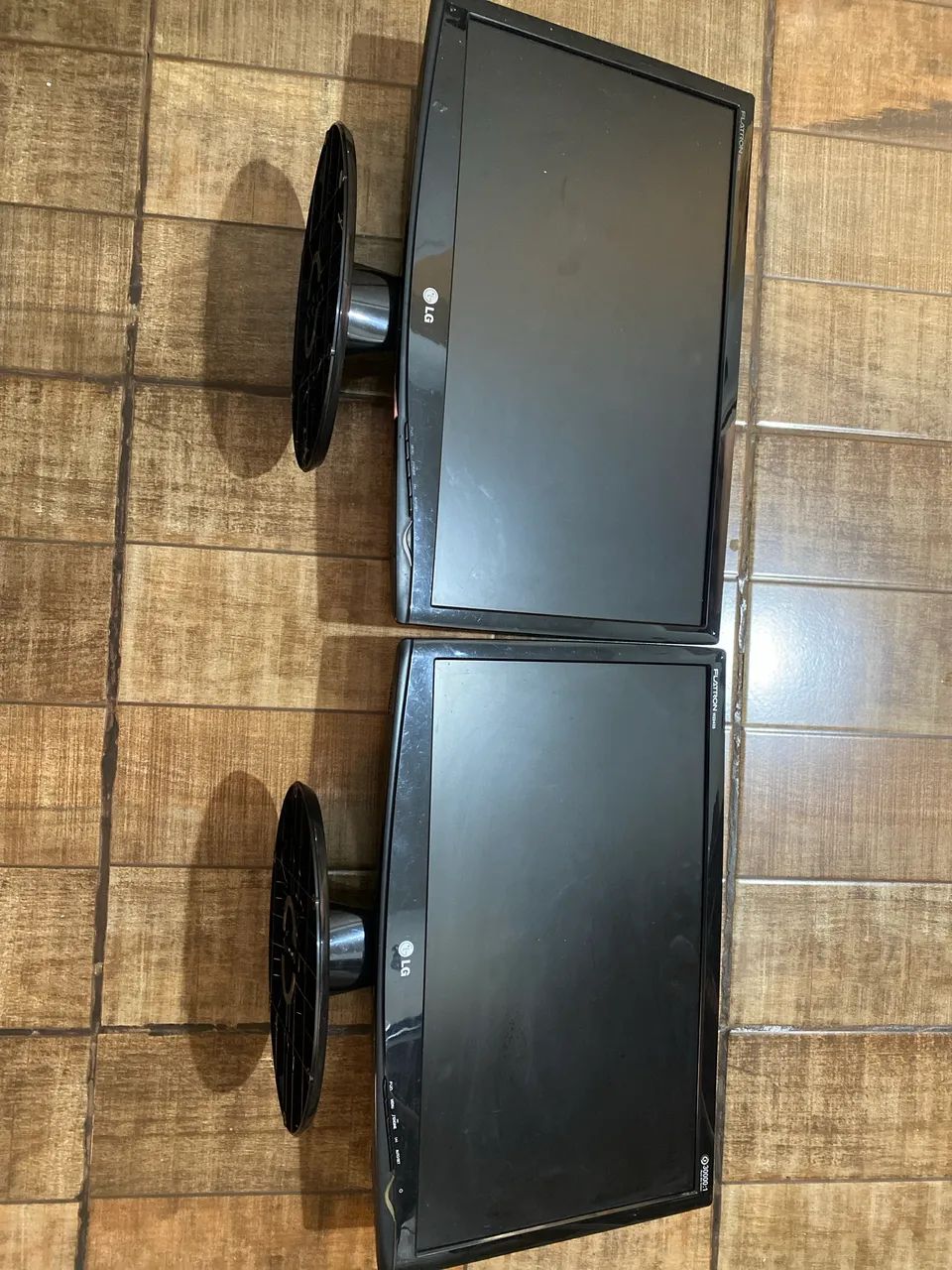 LG Flatron W2243S (x2) + W2243C (1)
