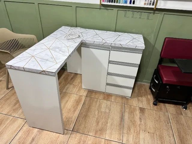 L-shaped manicure table (used)
