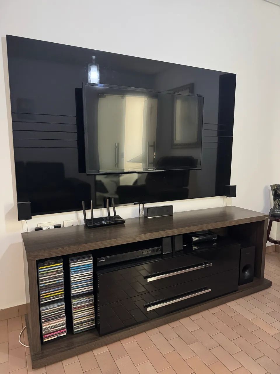 Rack com painel black piano.