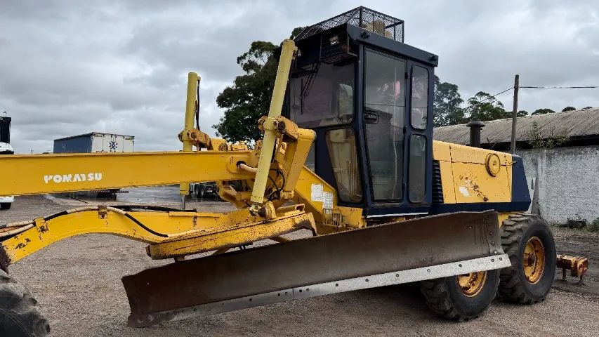 Motoniveladora Komatsu GD 623a - 1997 - Otimo Estado - 100% operacional - Foto 6