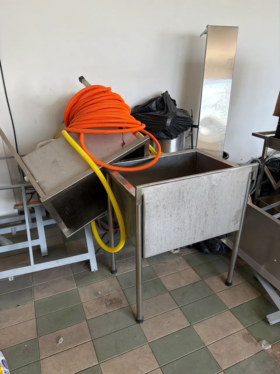 Bancadas, prateleiras, mesas, cubas - Cozinha industrial  - Foto 3