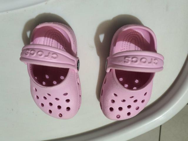 Vendo sandália CROCS Tamanho 18 - Foto 2