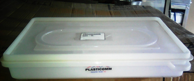 Caixa plástica retangular branca com tampa Plasticomm modelo 311