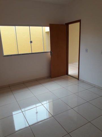CASA COM ENTRADA FACILITADA NO VILLAGE GARAVELO. - Foto 3