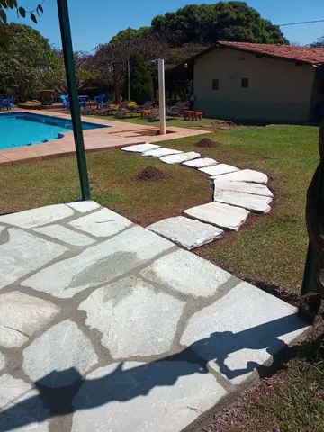 Caco de Pedra Miracema Cinza Irregular - 1m² - Requinte Lazer