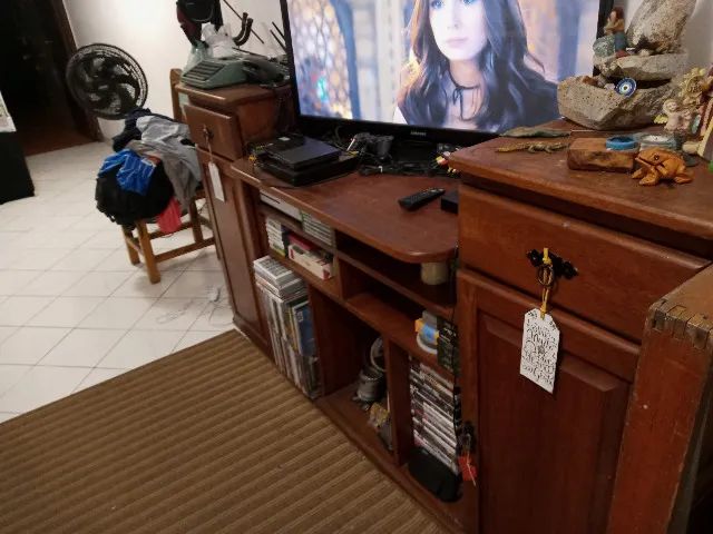 rack de sala de madeira de lei imbuia estante armário abaixamos para desocupar lugar urgen - Foto 3