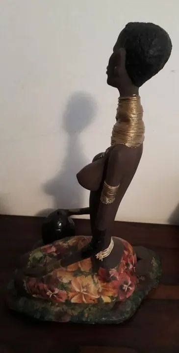 Escultura em gesso com detalhes em palha e tecido  - Foto 3