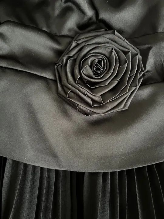 Vestido preto com flor Tamanho P marca lemon cola - Foto 3