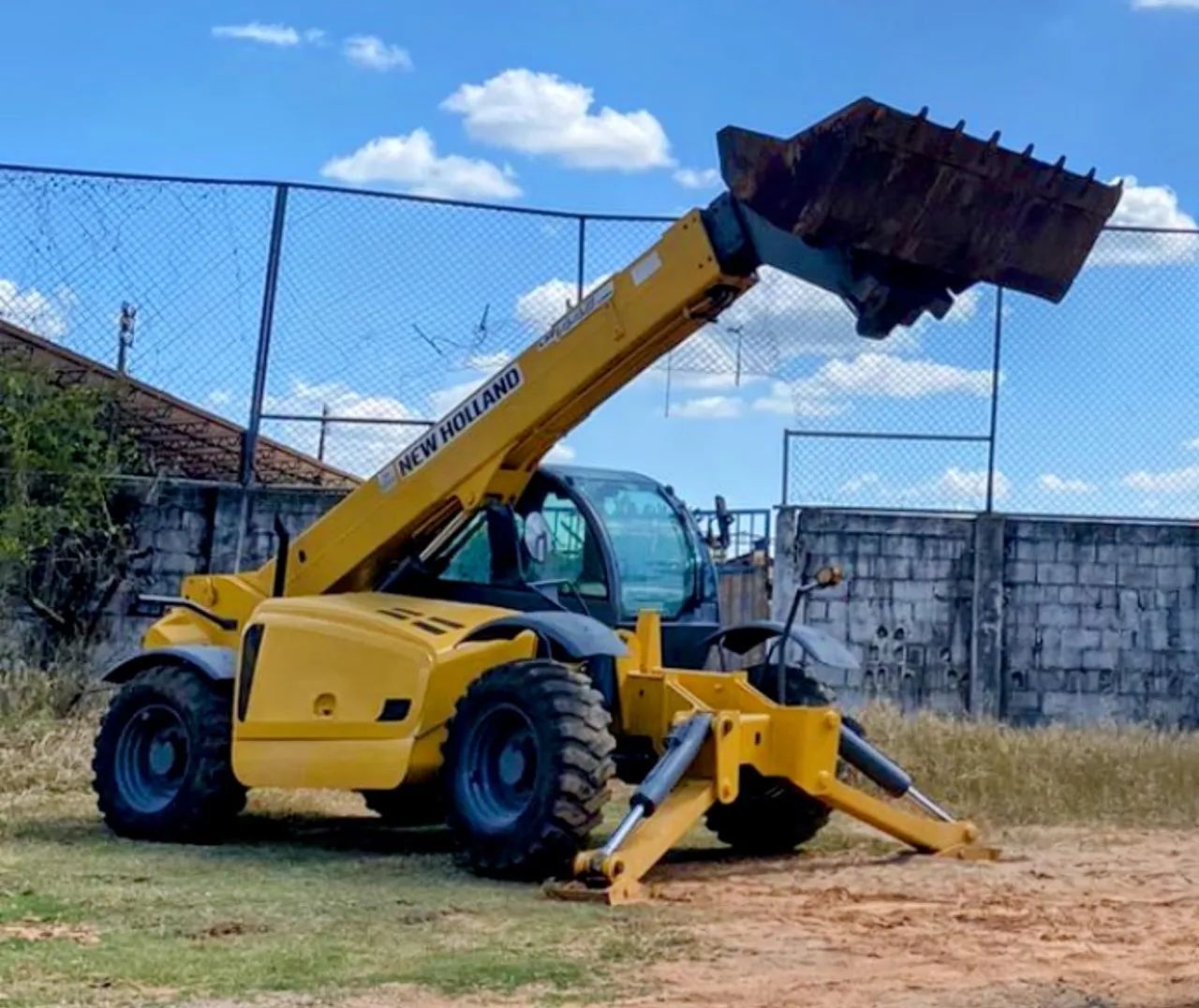 Manipulador Telescópico New Holland LM1445 ano 2013, 4x4, com 8.500 horas, em MG - Foto 3