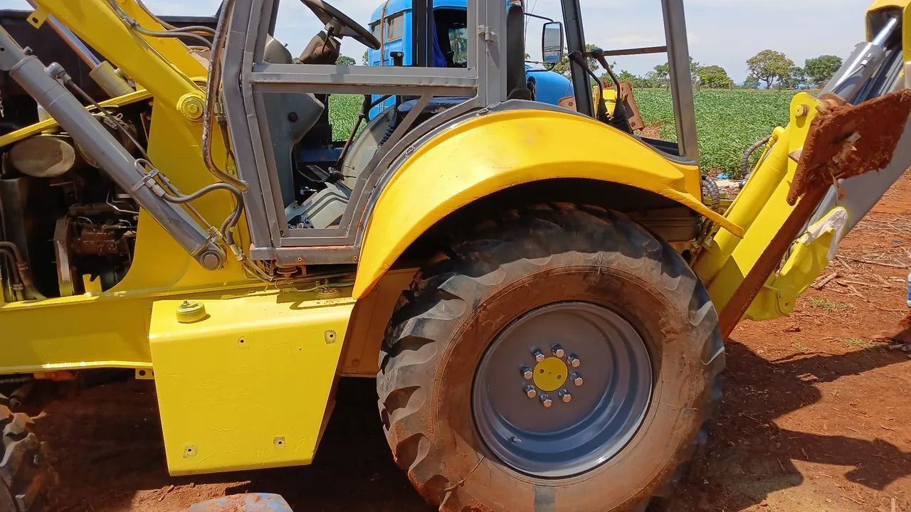 Retroescavadeira Usada em Ótimo Estado - Foto 6