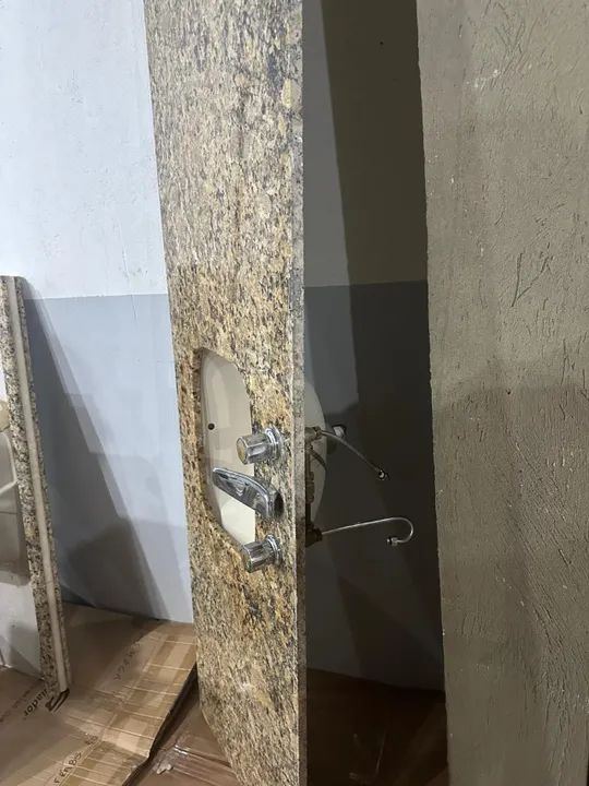 Pia para banheiro grande com tampo de granito de alto padrão, cuba incepa, misturador deca - Foto 6