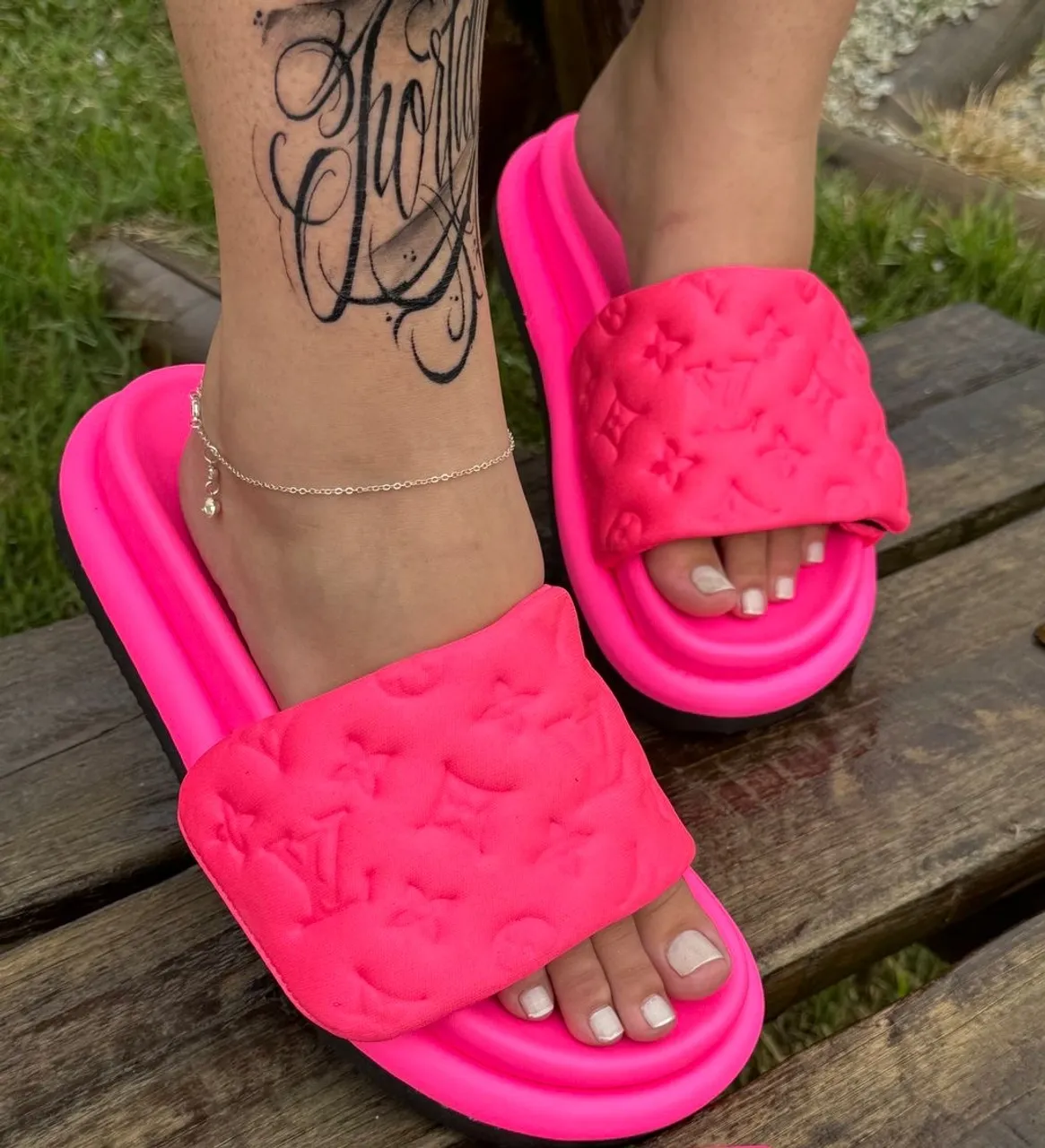Sandália Slide Rosa Neon Luxuosa