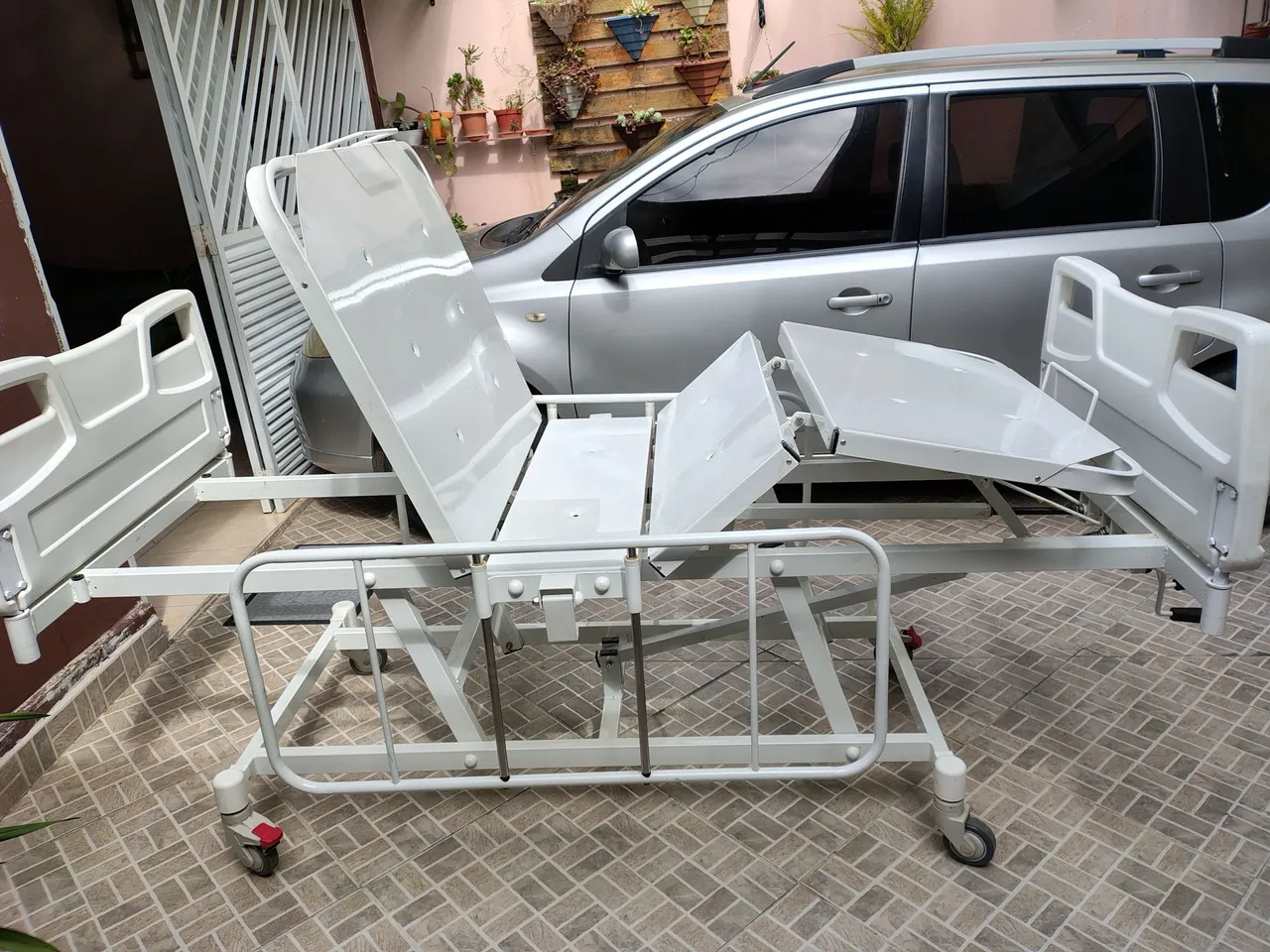 Cama Hospitalar faz elevação total c paciente entrego