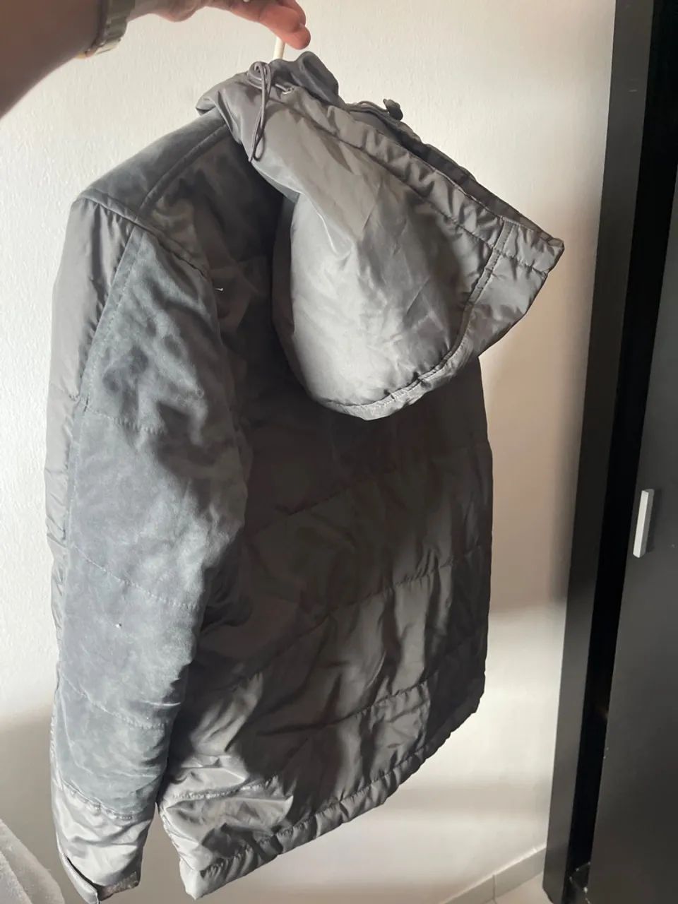 Jaqueta cinza com capuz pra você que vai viajar  - Foto 2