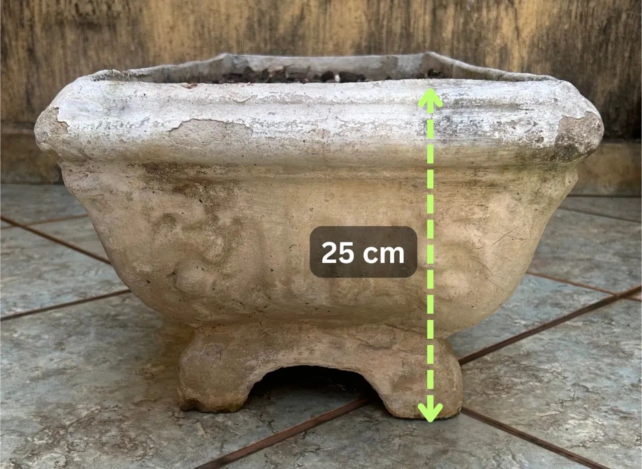 Vaso retangular de concreto com terra adubada