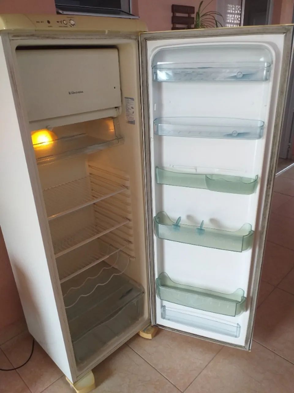 Vendo geladeira Electrolux barato.  - Foto 4