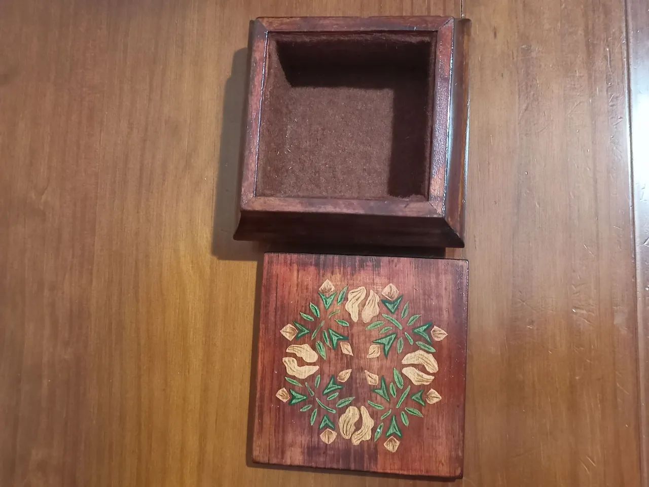 Caixa de madeira vintage com detalhes em dourado - Foto 3