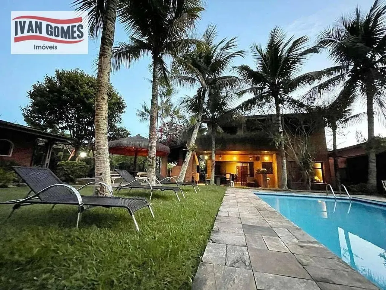 Sobrado com 5 dormitórios à venda, 420 m² por R$ 1.800.000,00 - Guaiuba - Guarujá/SP