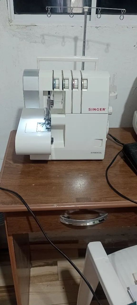Máquina Ultralock Singer semi-nova!  - Foto 3