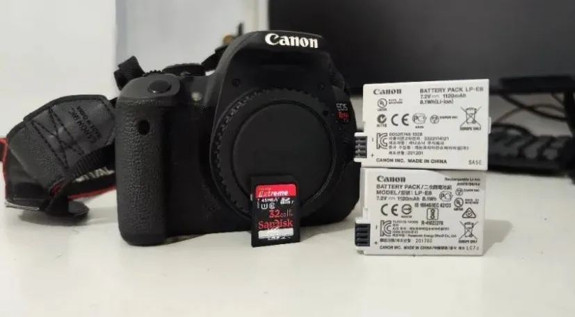 Canon EOS 700D / Rebel T5i + Lente 18-55mm STM + Lente 75-300mm + Bateria extra + SD 32GB