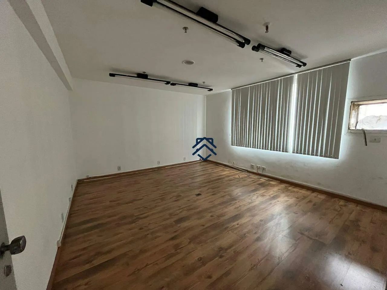 OPORTUNIDADE NO CENTRO: ANDAR COM 6 SALAS E 2 VAGAS DE GARAGEM! - Foto 2