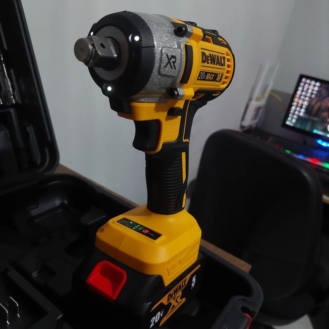 Chave de Impacto Dewalt 20V Max XR - Foto 2
