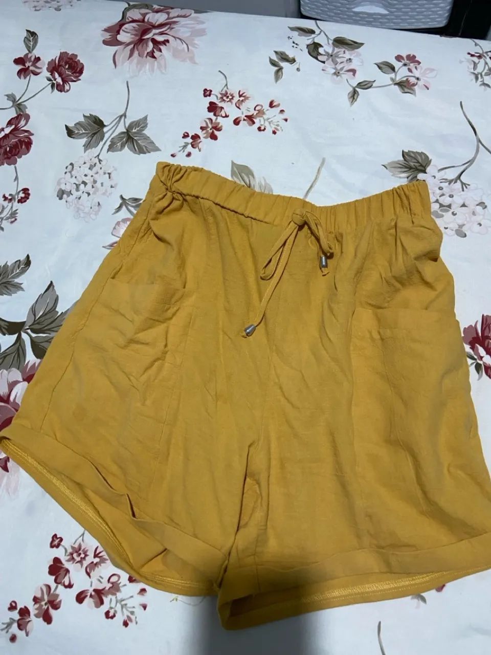 Short amarelo de tecido leve