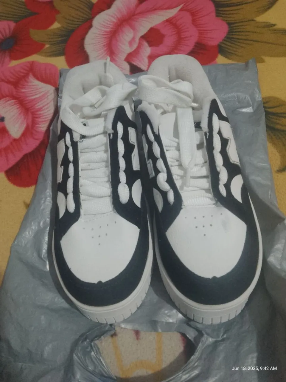 Tênis New Balance Branco e Preto