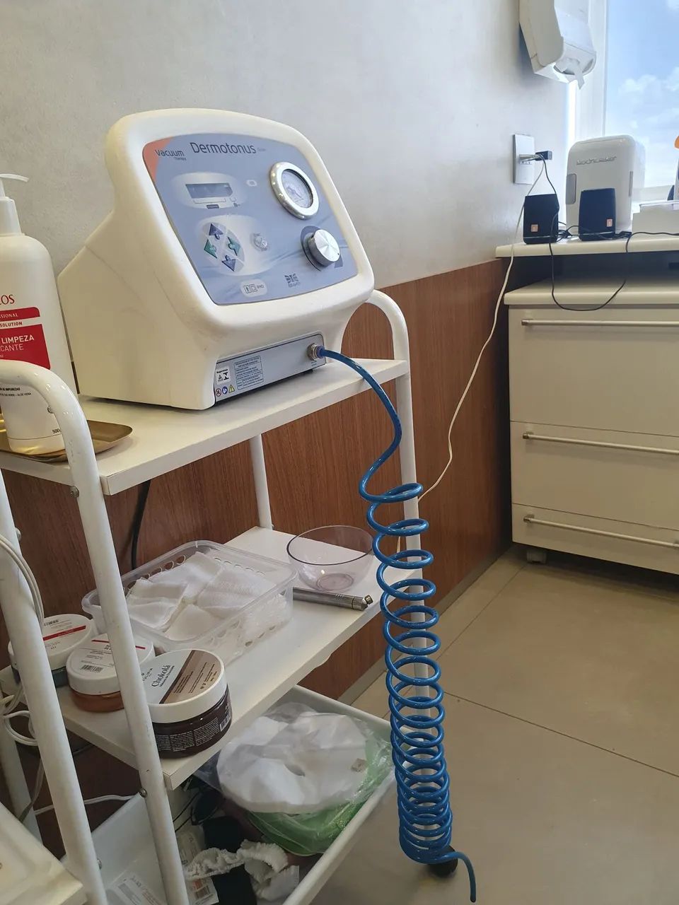 Equipamento Dermotomus para tratamentos faciais
