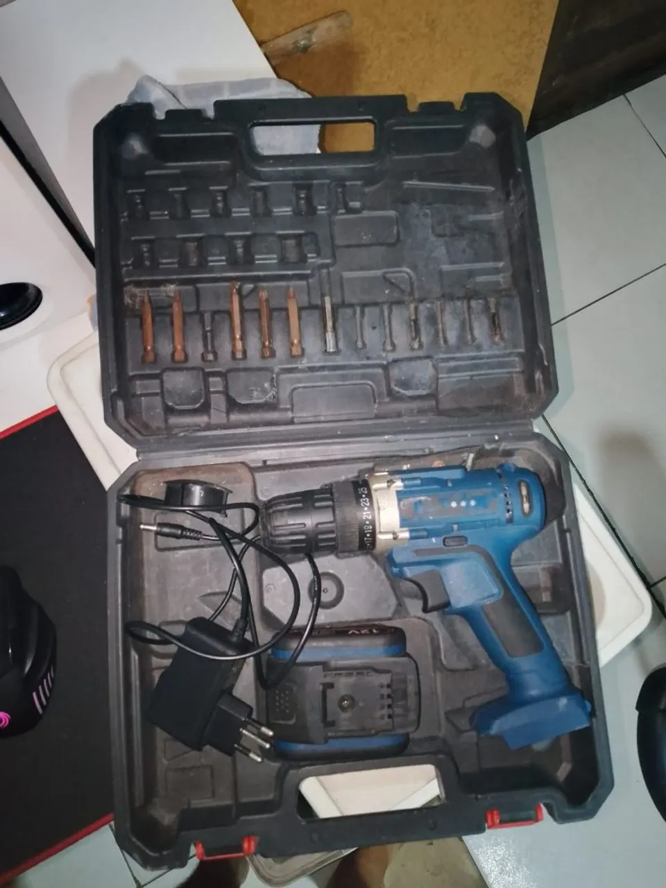 Furadeira Parafusadeira com acessórios