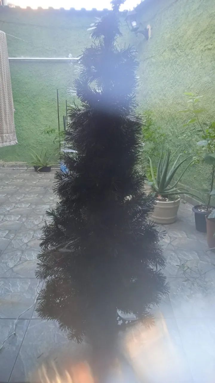 árvore natal ótimo estado 1,80m   -Quem compra leva todos os enfeites - Foto 2