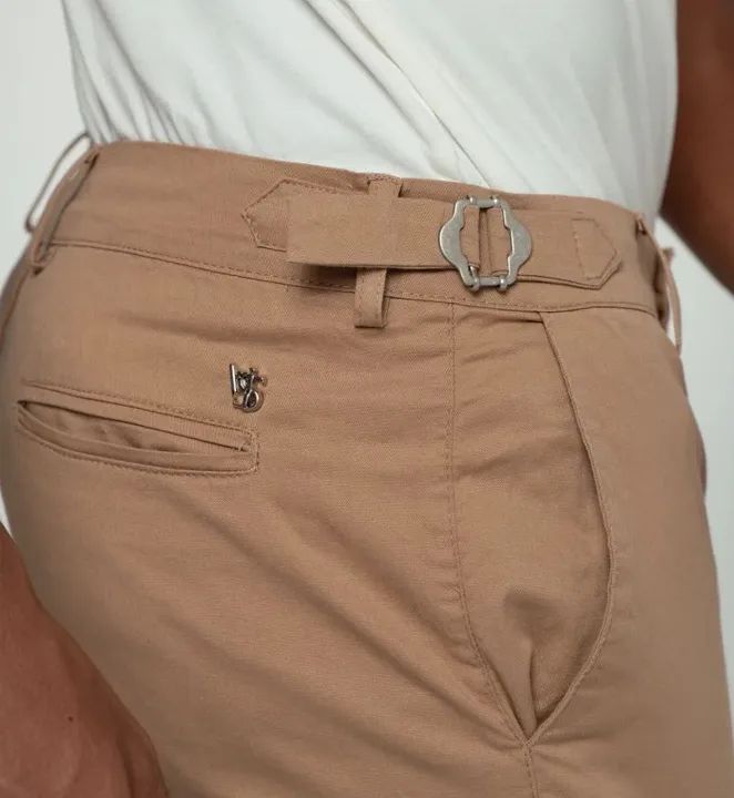 Calça Social  Masculinaem alfaiataria com ajustes laterais 