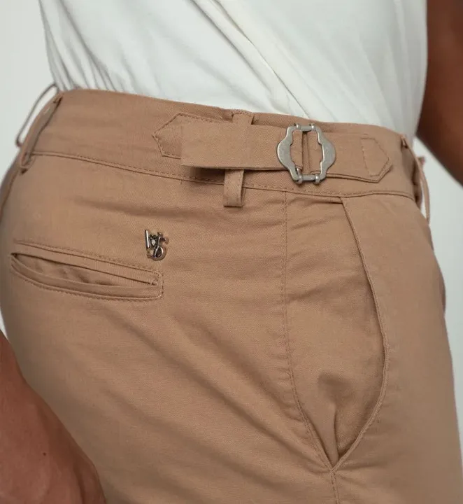 Calça Social Masculinaem alfaiataria com ajustes laterais