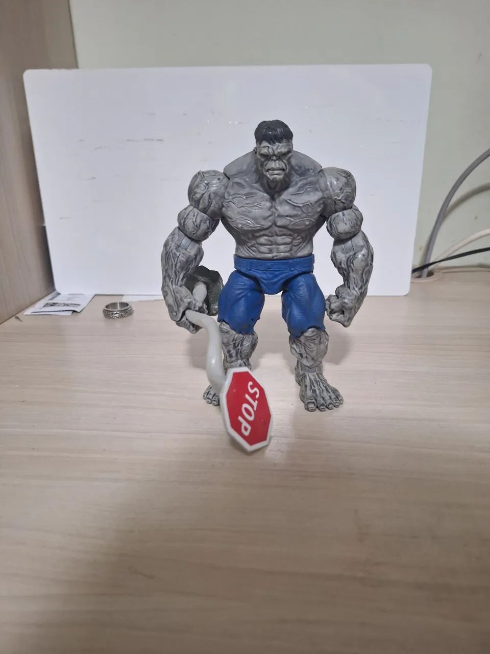 Action Figure Hulk Cinza da Hasbro - Figura de Ação
