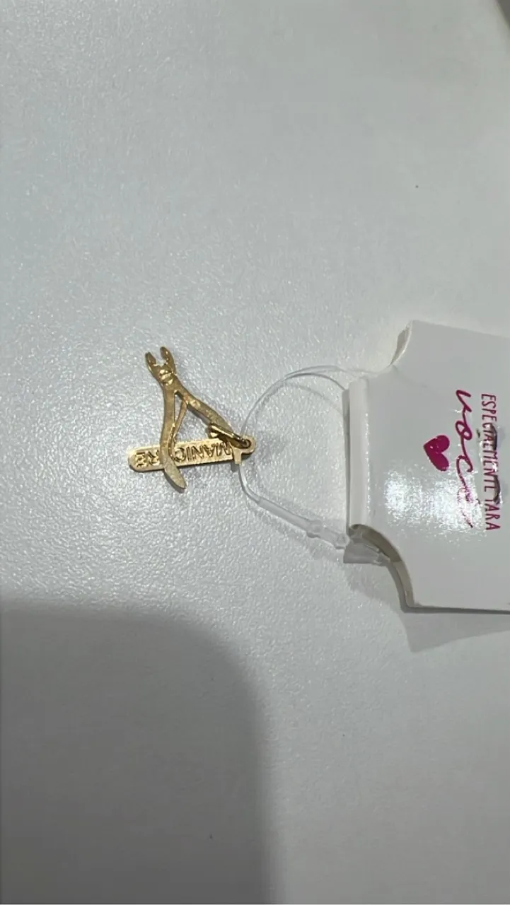 Pingente de alicate de cutícula dourado