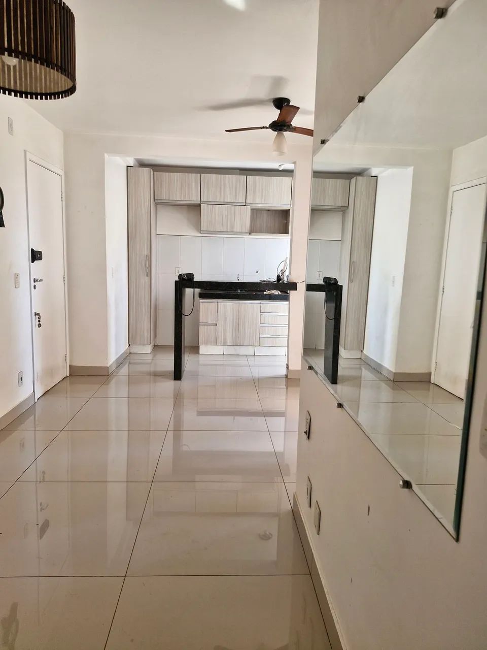 Apartamento 2/4 c/ Armário e Porcelanato
