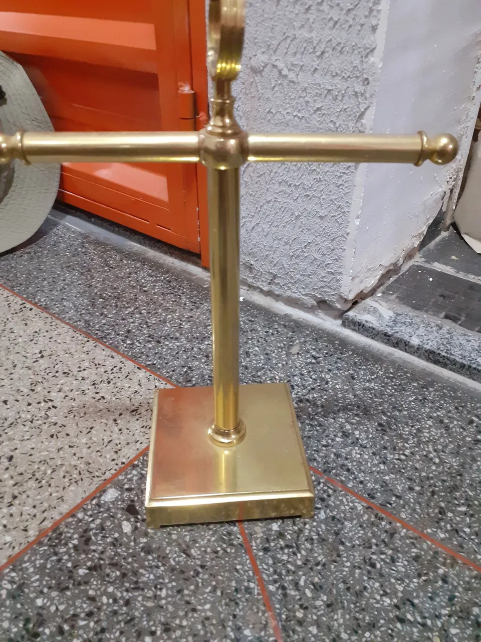 Porta Toalha de Banheiro em Metal Dourado