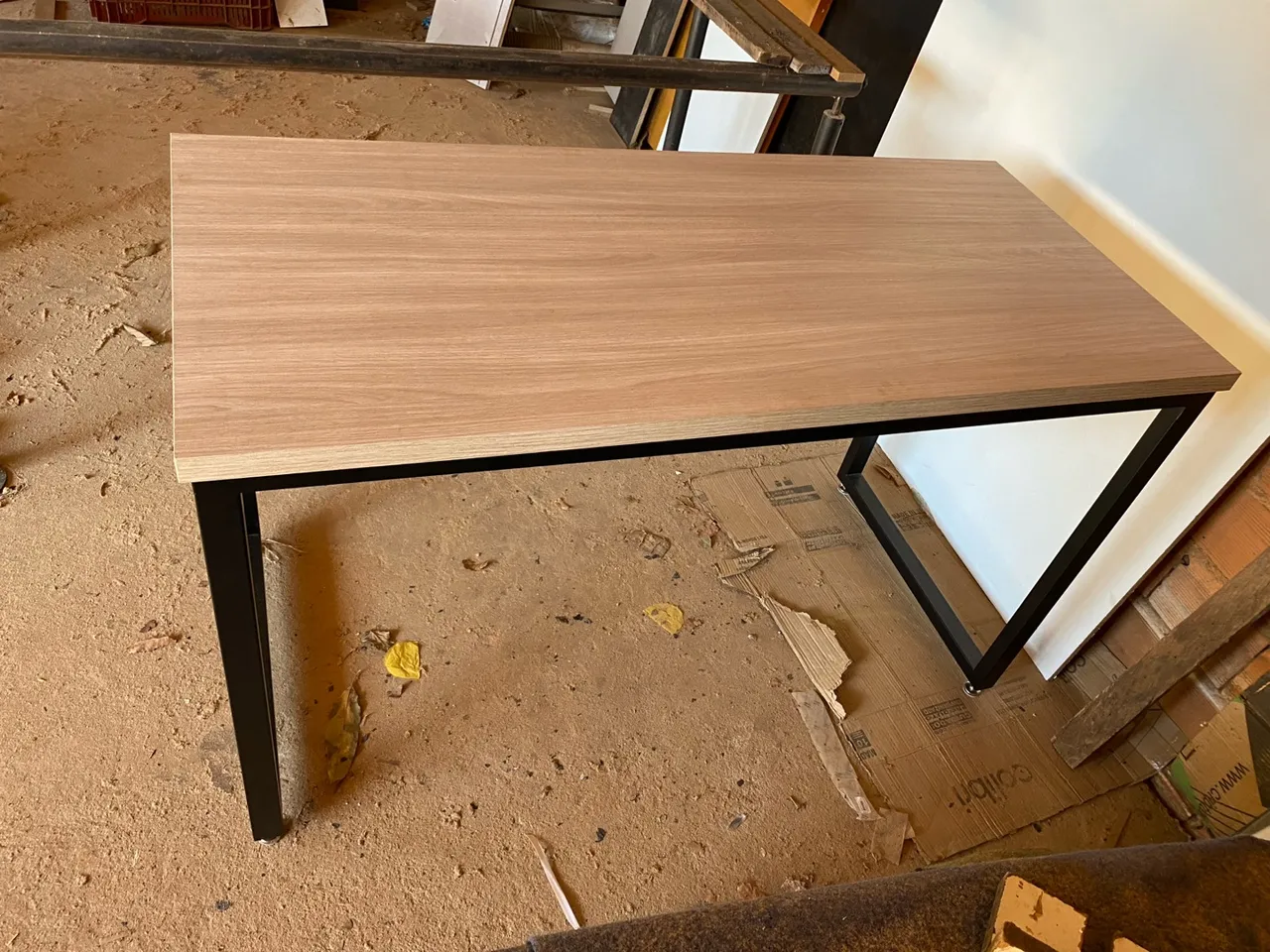 Mesa escrivaninha disponível a pronta entrega