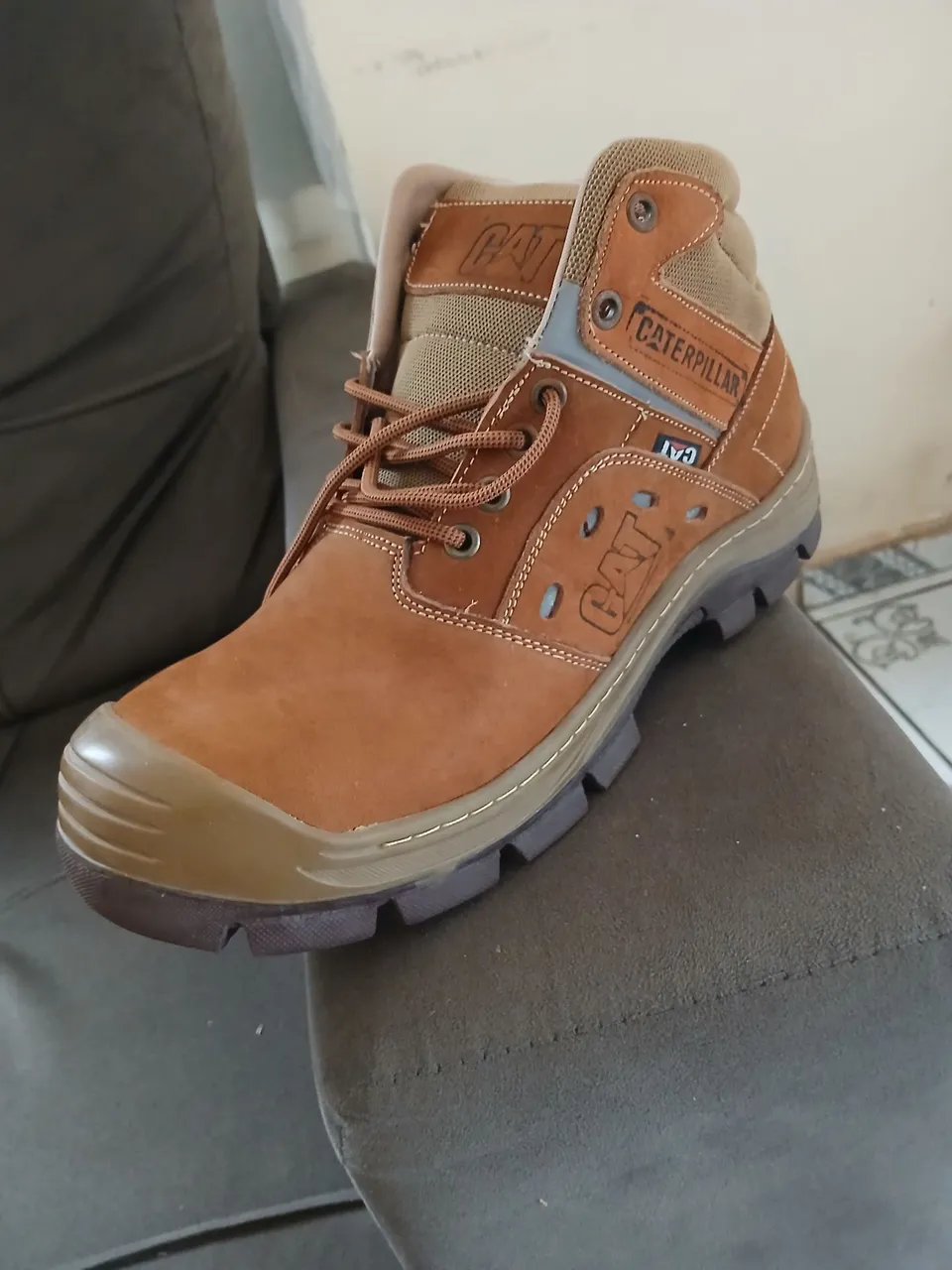 Bota Caterpillar Original - Marrom