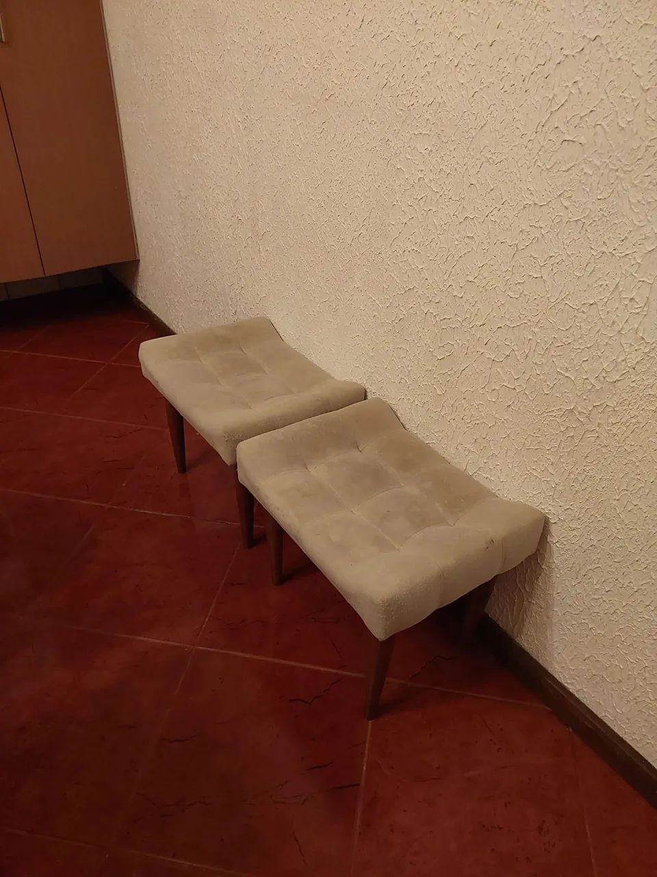 Kit 2 banquetas acolchoadas cor bege pés palito - Foto 3