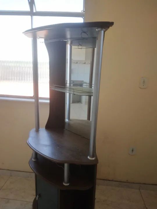 Rack de canto em madeira com prateleiras de vidro