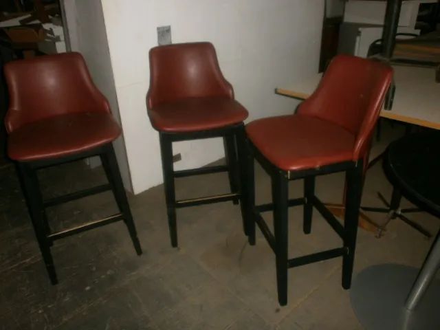 trez banquetas - altas - estofadas com encosto - Foto 4