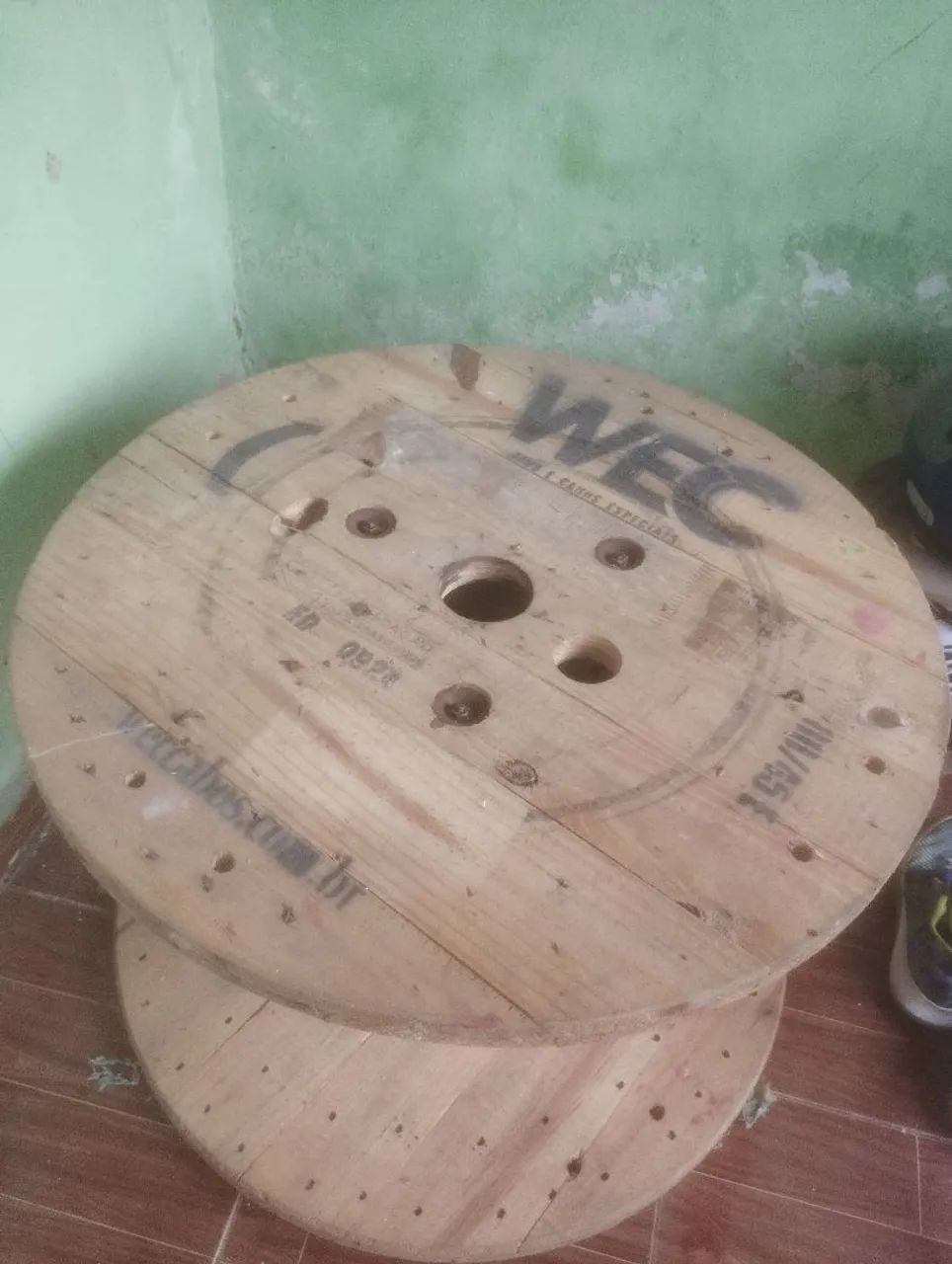 Vendo bobina de madeira ótima para fazer mesas e etc... - Foto 3