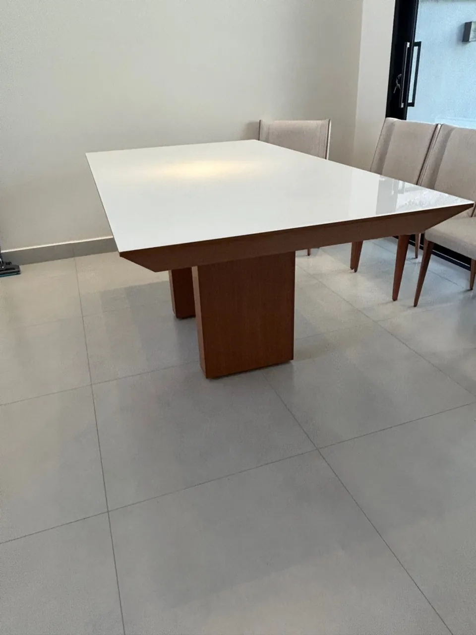 Mesa de Jantar Tampo Branco e Base Amadeirada
