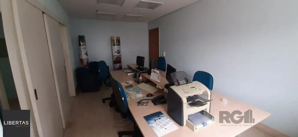 Sala comercial para Comprar com 1 vaga na Cristóvão Colombo.