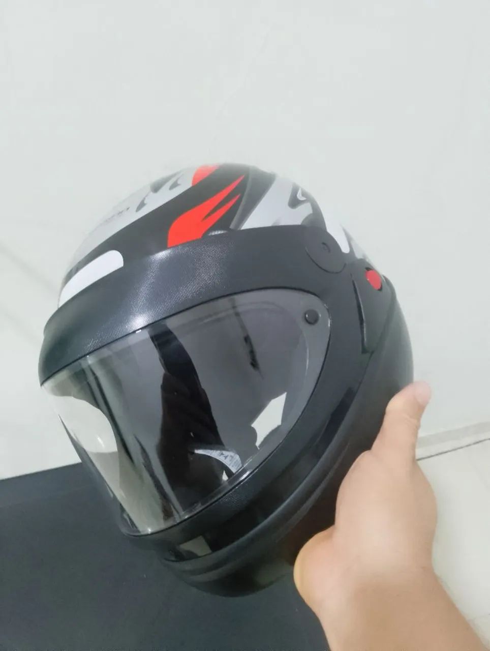 Capacete de Moto - Preto com Vermelho
