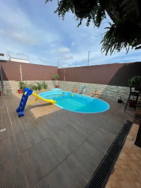 Piscina pequena oval