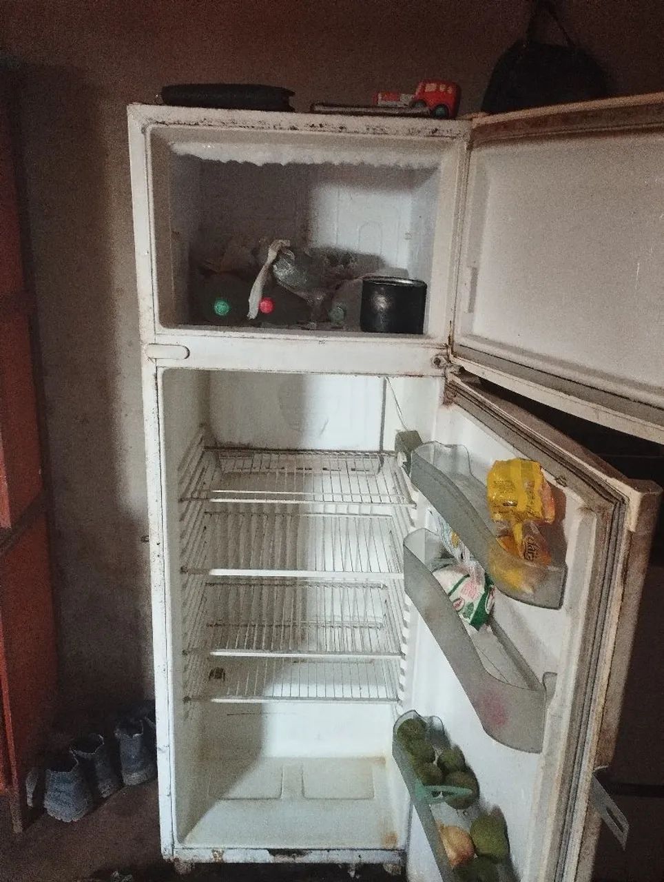 Vendo uma geladeira usada funcionando perfeitamente 